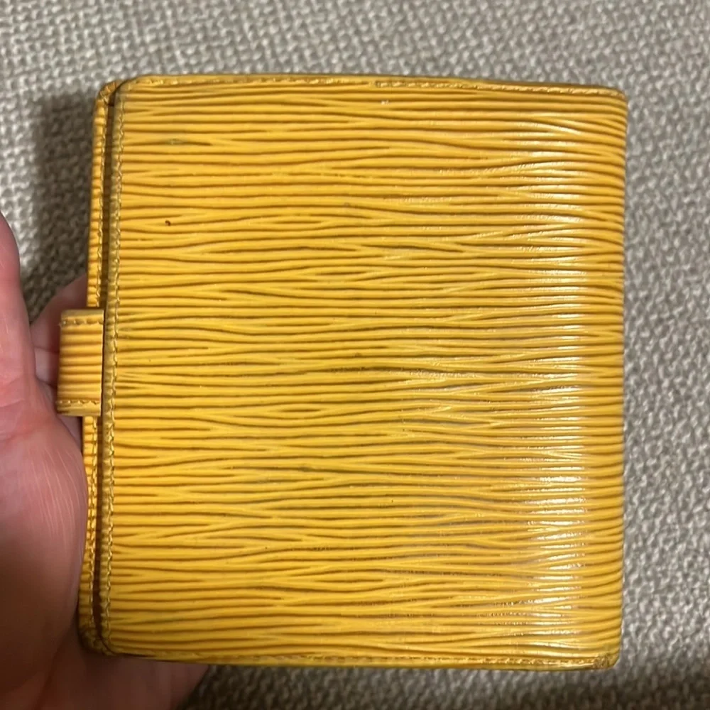 AUTHENTIC Louis Vuitton Epi Leather Bifold Wallet MI1918